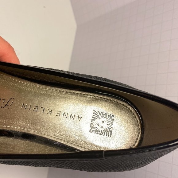 Brand New, Never Worn, Anne Klein Patent Leather Low Heel Pump - Picture 5 of 6
